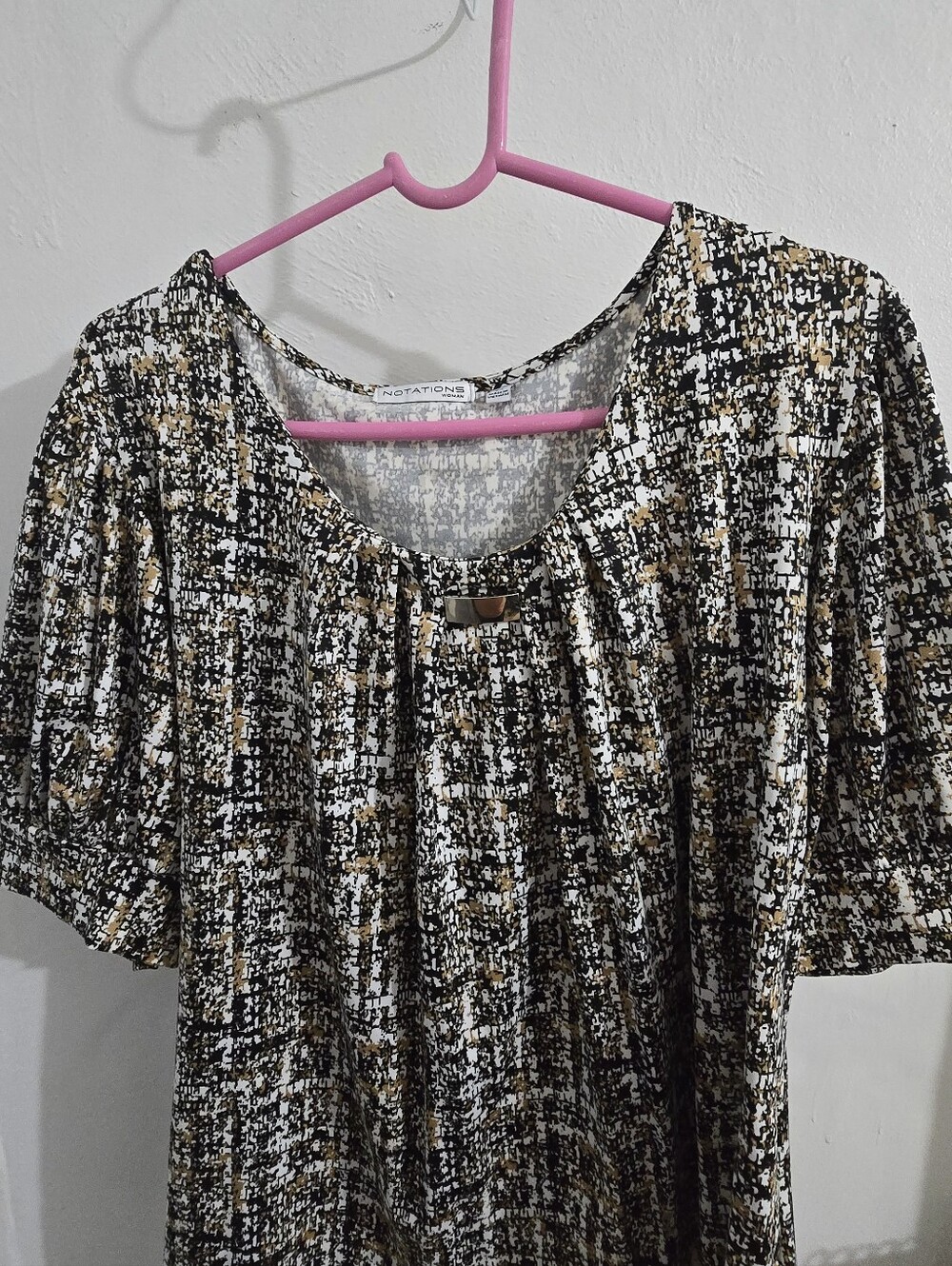 Notations Black White and Gold Textured Print Scoop Neck Short Sleeve Top